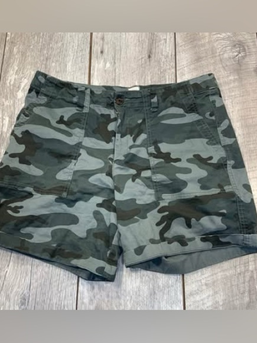 GAP women’s camouflage grey shorts size 10 shorts preowned